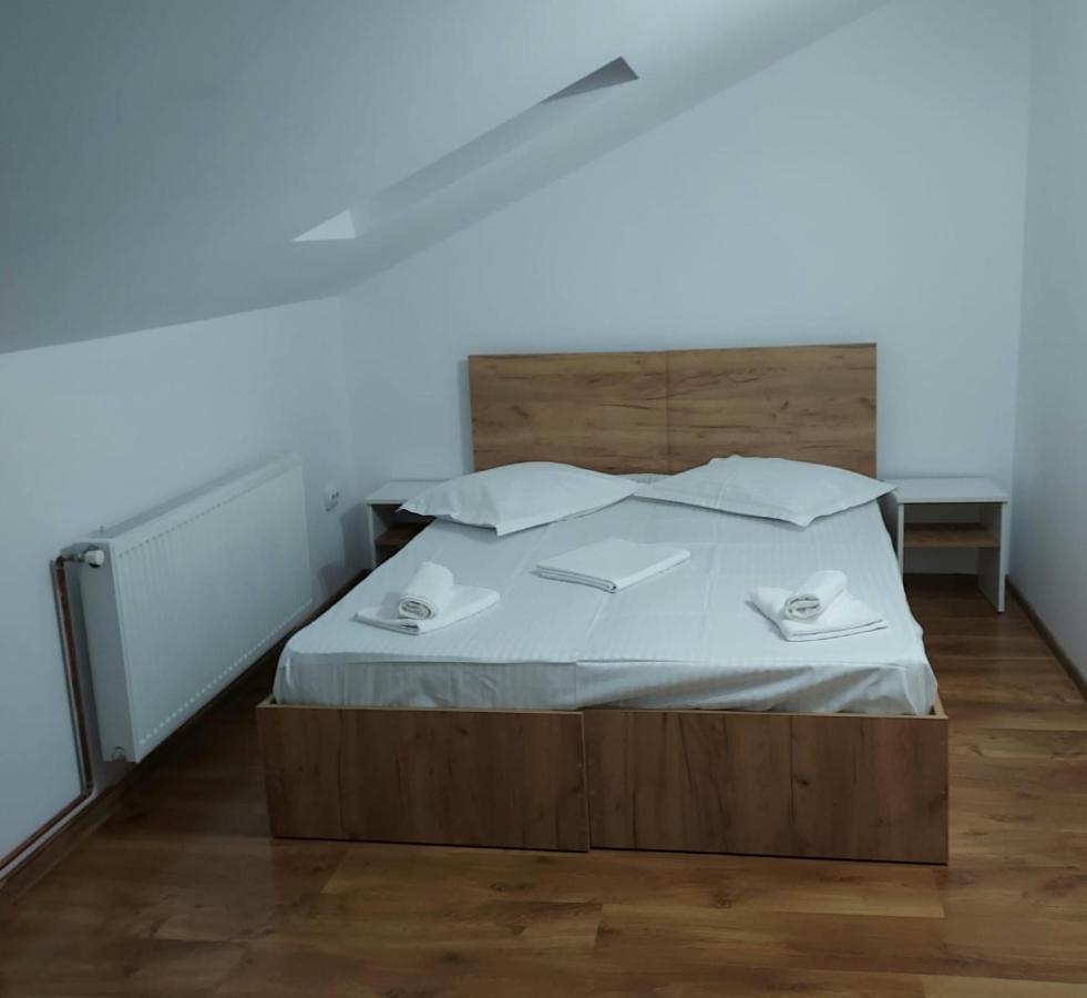 Complex Zeus Hotel Leresti Buitenkant foto