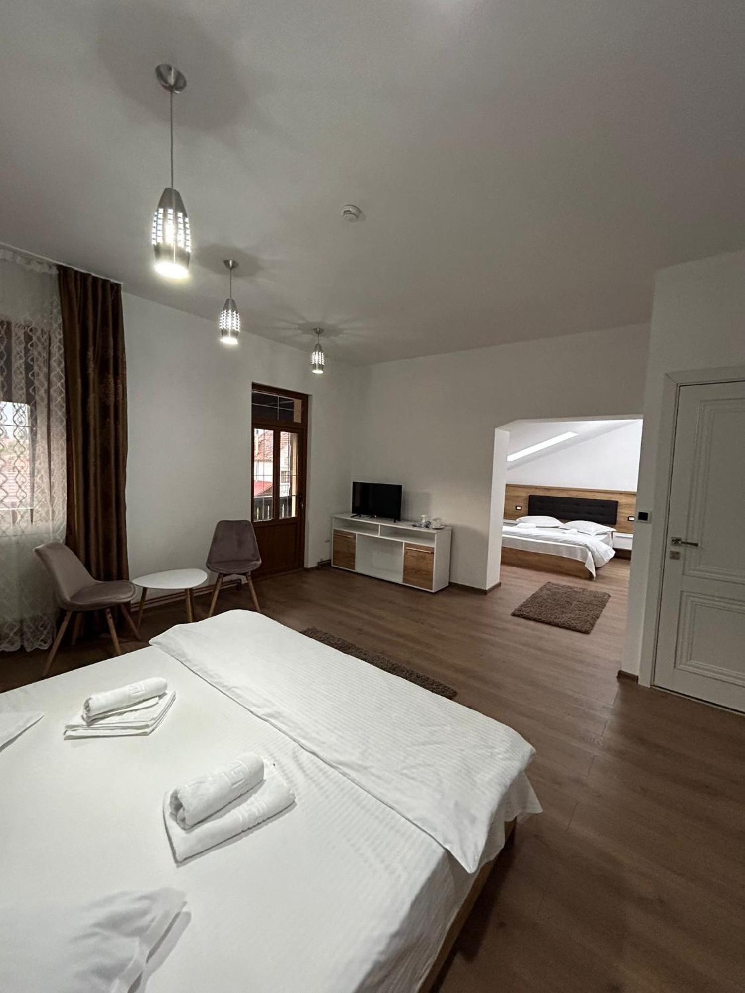 Complex Zeus Hotel Leresti Buitenkant foto