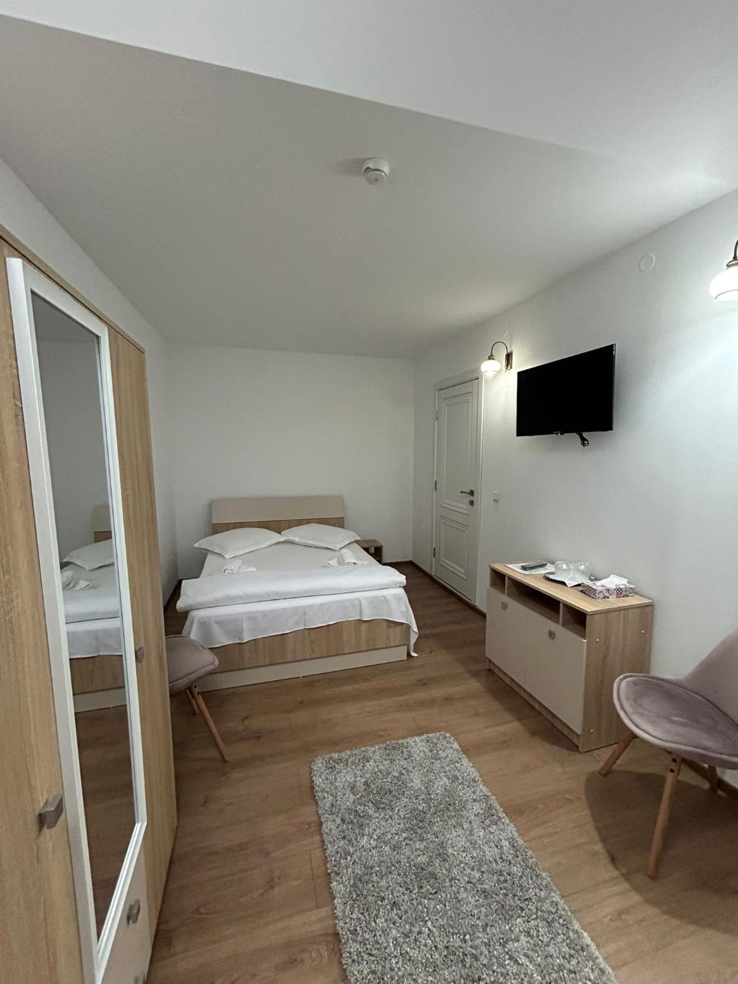 Complex Zeus Hotel Leresti Buitenkant foto