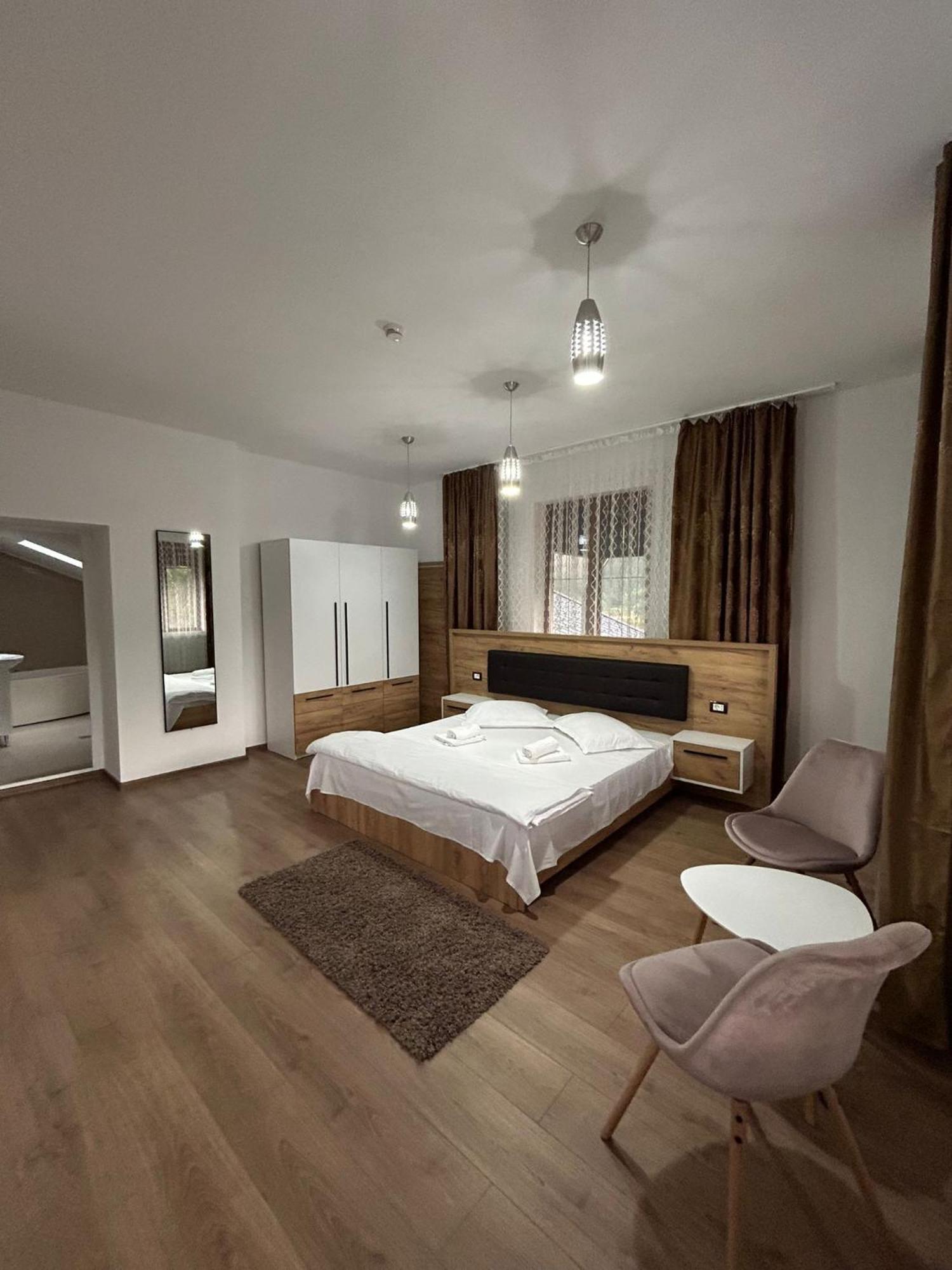 Complex Zeus Hotel Leresti Buitenkant foto