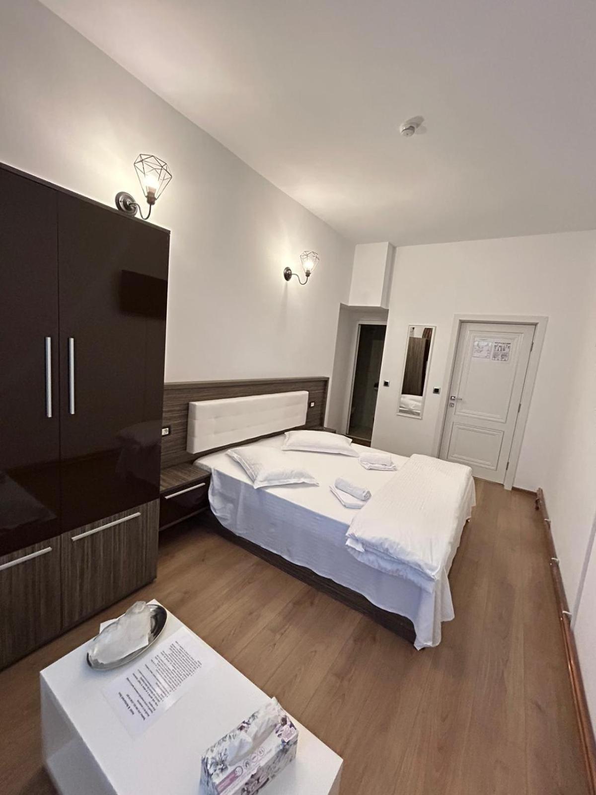 Complex Zeus Hotel Leresti Buitenkant foto
