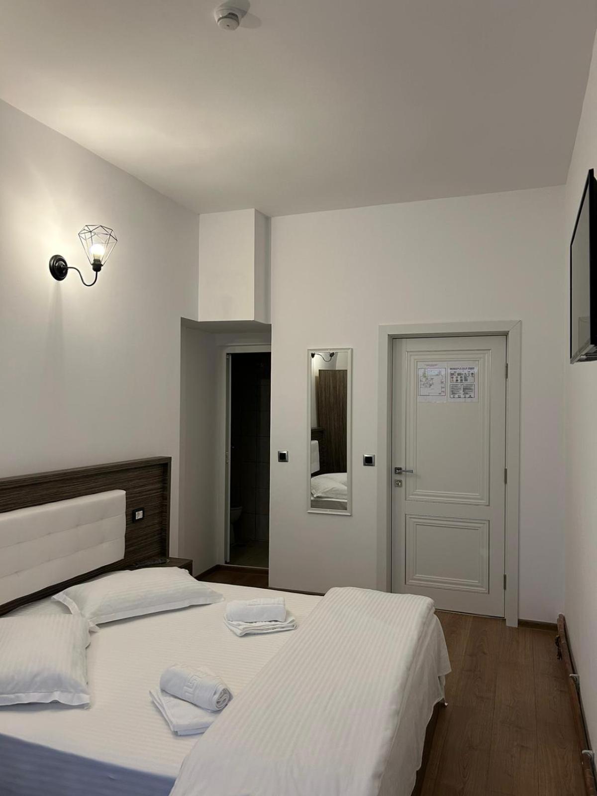 Complex Zeus Hotel Leresti Buitenkant foto