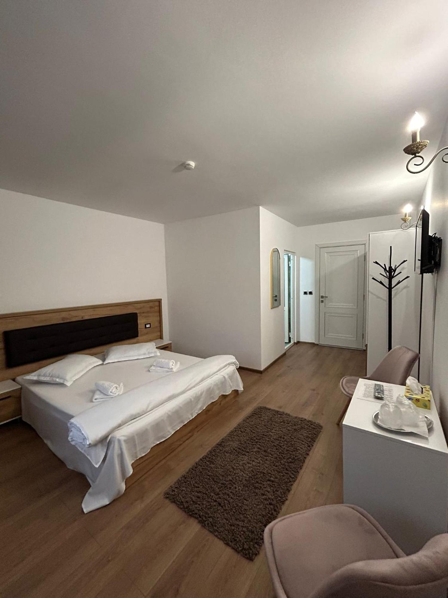 Complex Zeus Hotel Leresti Buitenkant foto