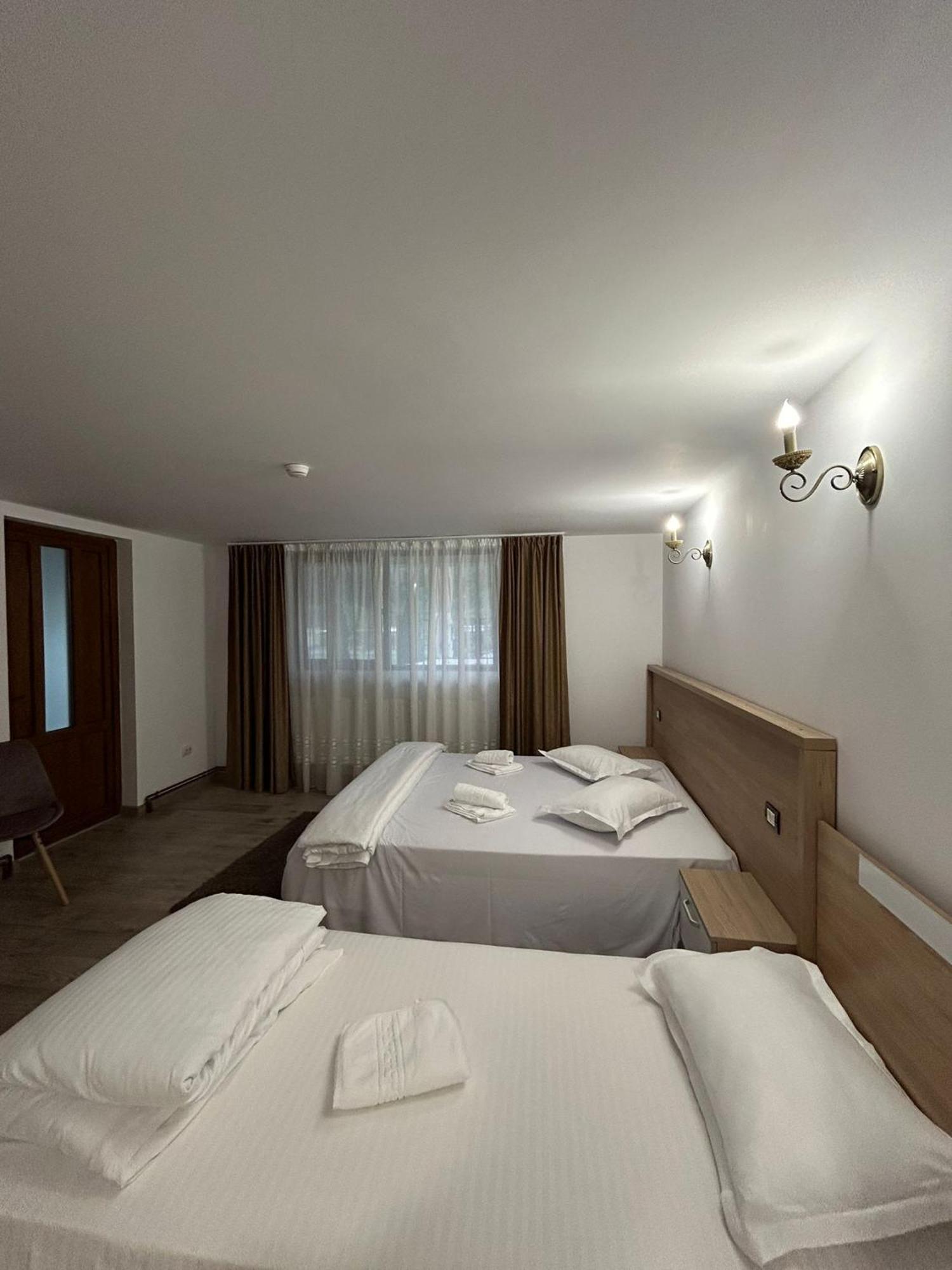 Complex Zeus Hotel Leresti Buitenkant foto