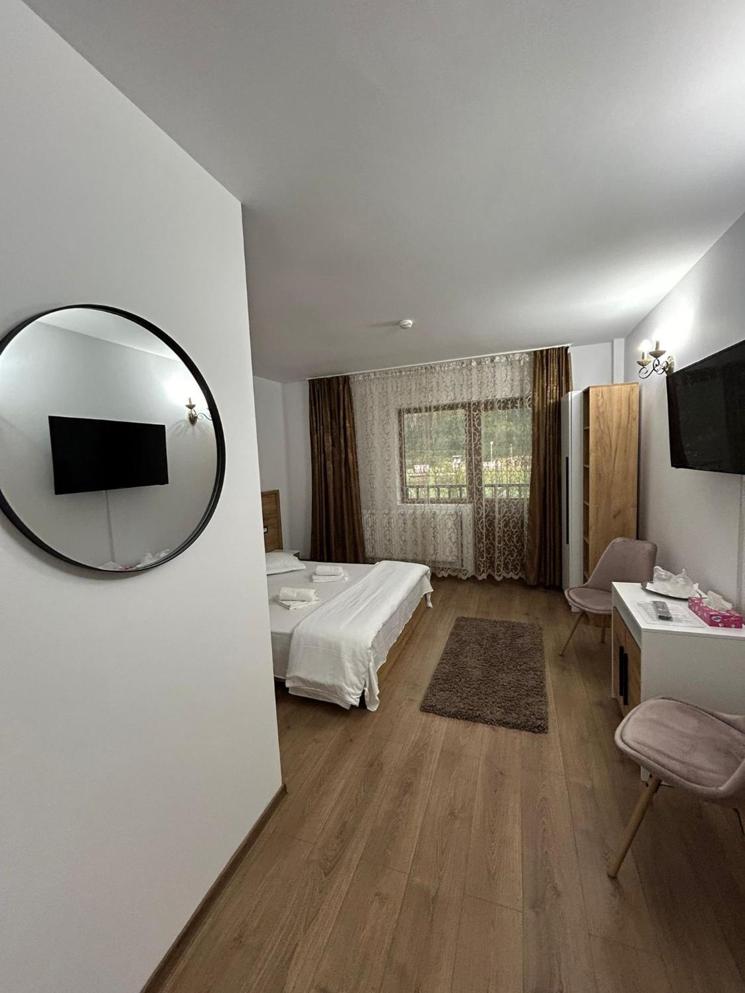 Complex Zeus Hotel Leresti Buitenkant foto