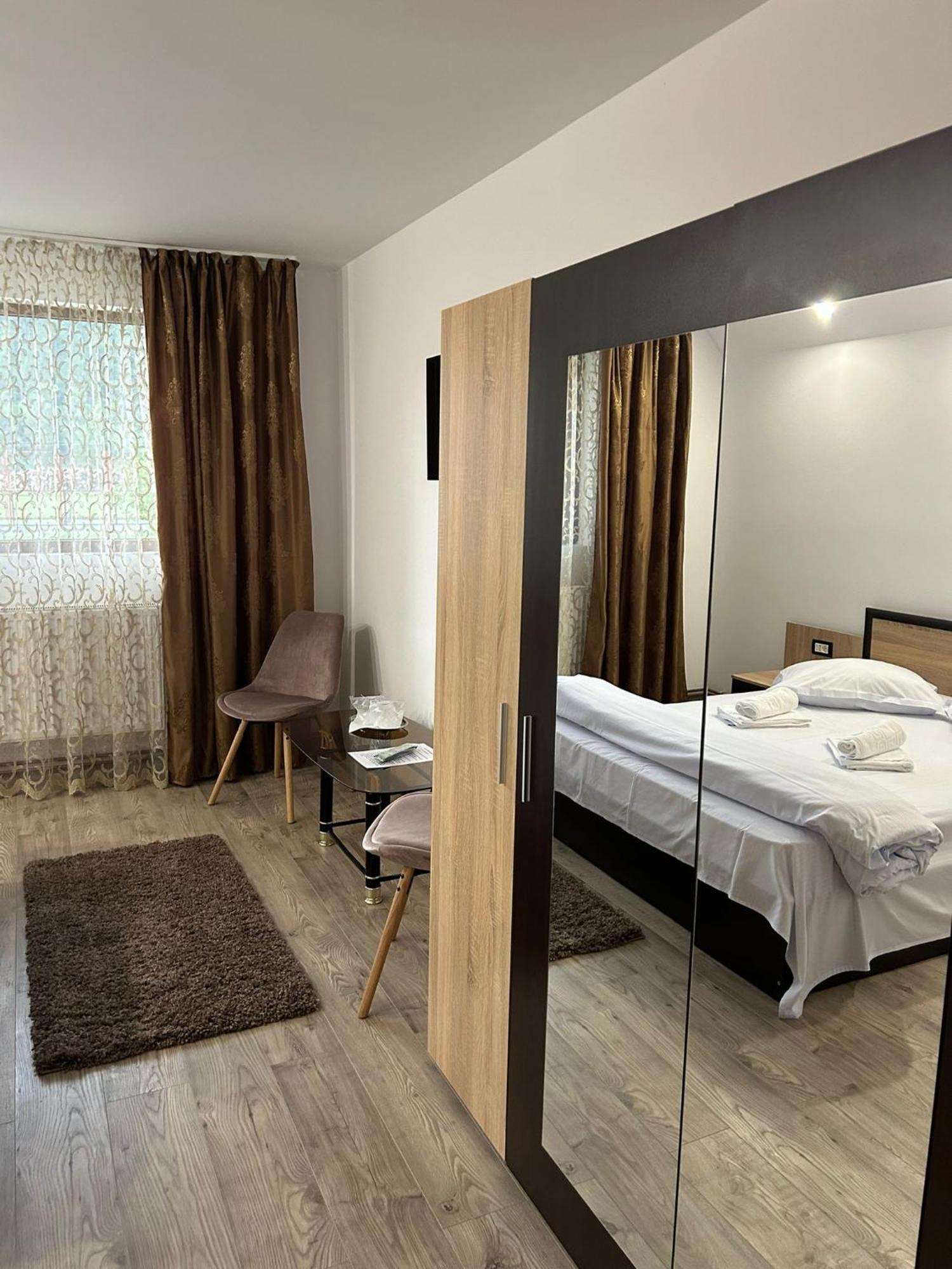 Complex Zeus Hotel Leresti Buitenkant foto