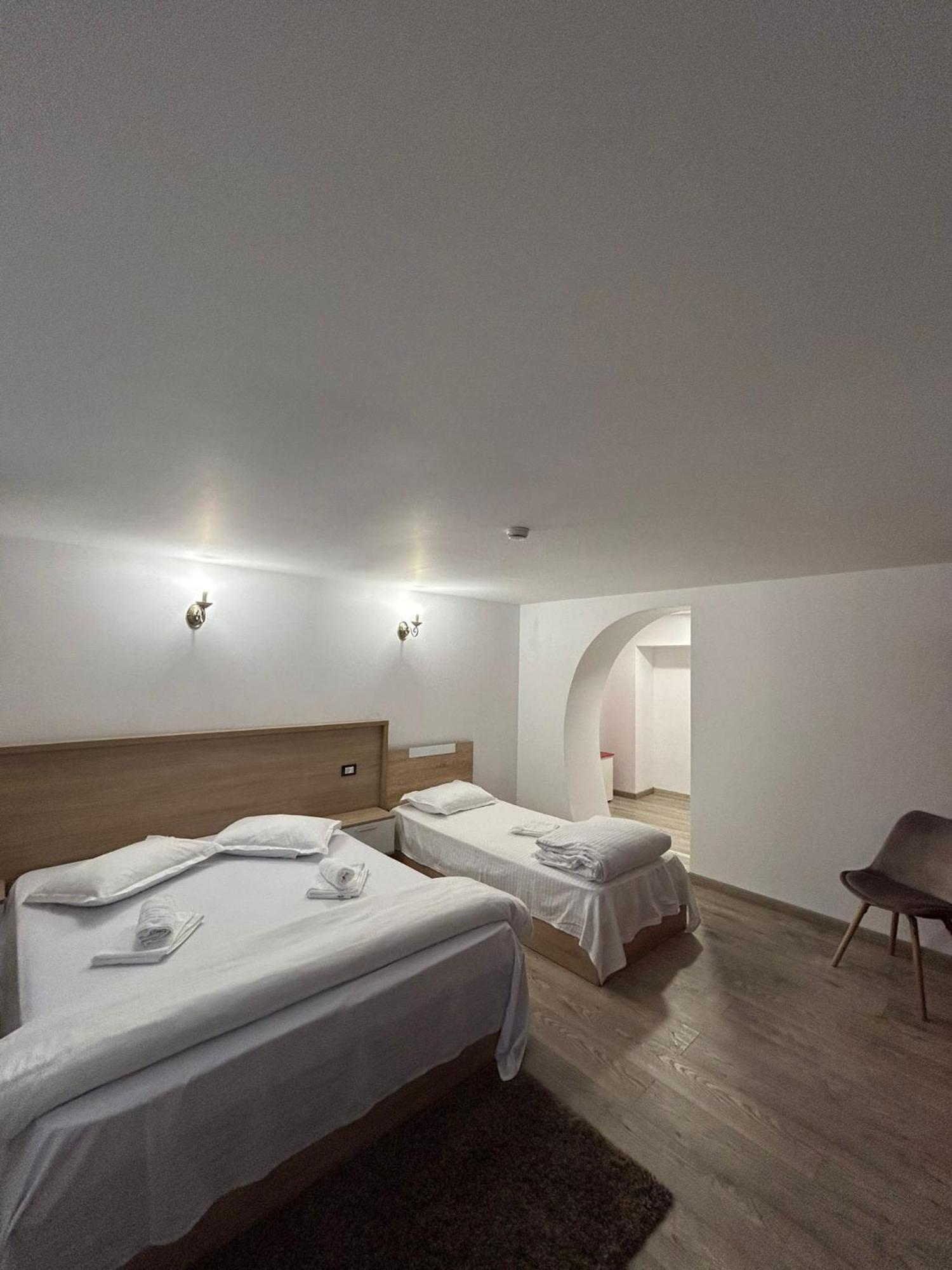 Complex Zeus Hotel Leresti Buitenkant foto