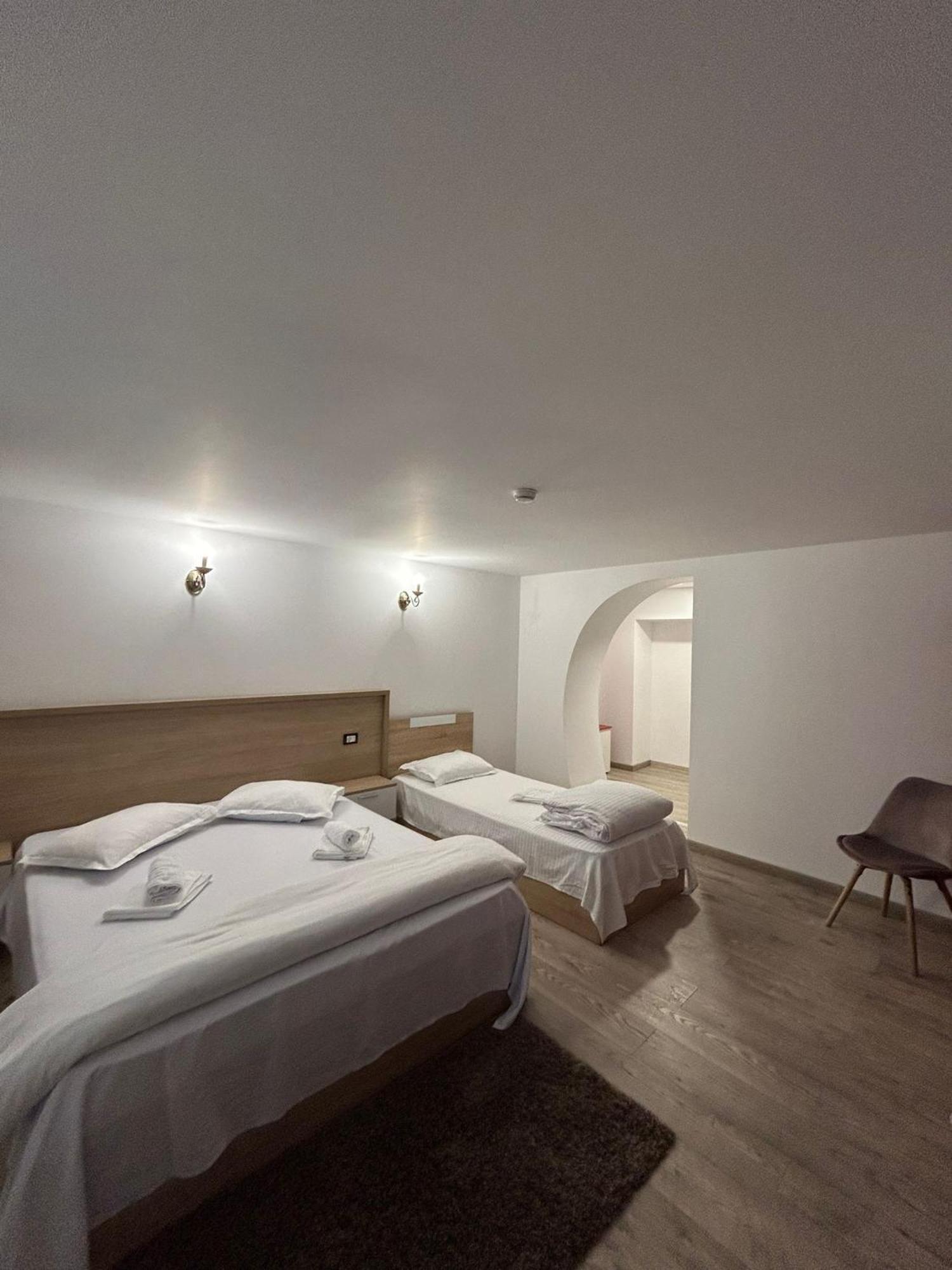 Complex Zeus Hotel Leresti Buitenkant foto